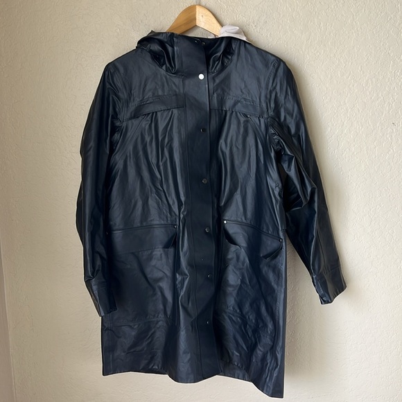 Lululemon into the drizzle black raincoat - Picture 2 of 16